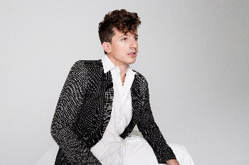 Muzikos genijumi tituluojamas Charlie Puth išleido itin atvirą, išgyvenimų pripildytą albumą „Charlie“ 